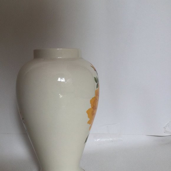 Beautiful Vase with yellow Rose flower 9.5" tall gold gilded bottom rim - Picture 2 of 6